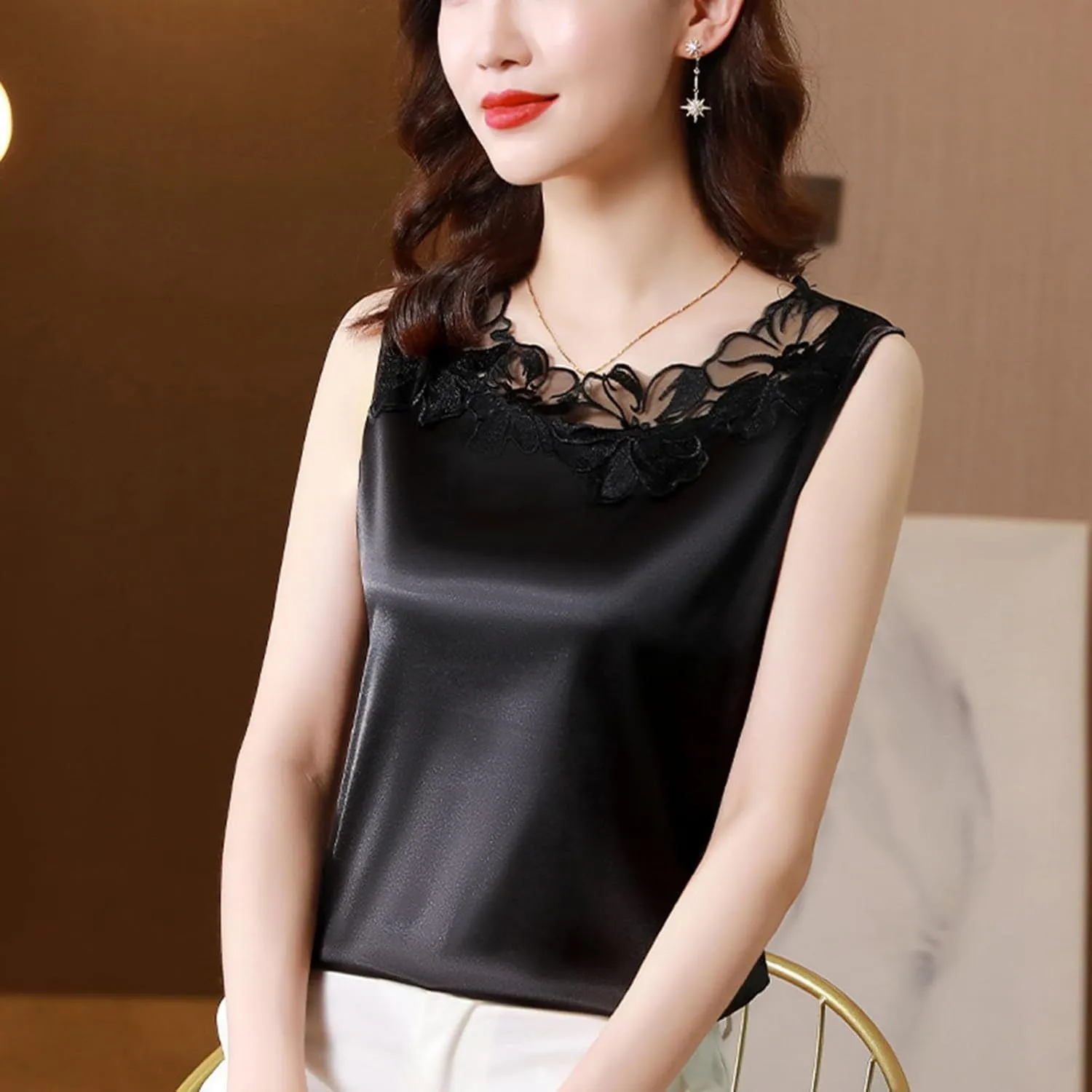 V Neck Net Yarn Short Sleeved T Shirt Women's New Summer Fashion Lace Undershirt Design Feeling Satin With A Coat